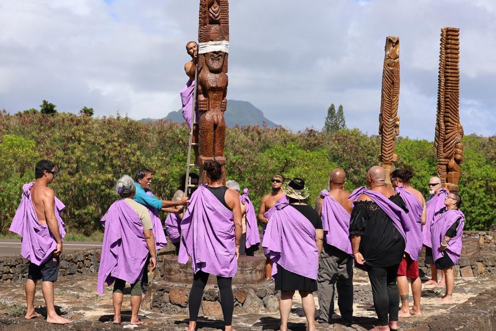 Dedicated gathering of Kanaka Maoli offer blessing to Ki'i statues and welcome them home to Kāneioluma Heiau.